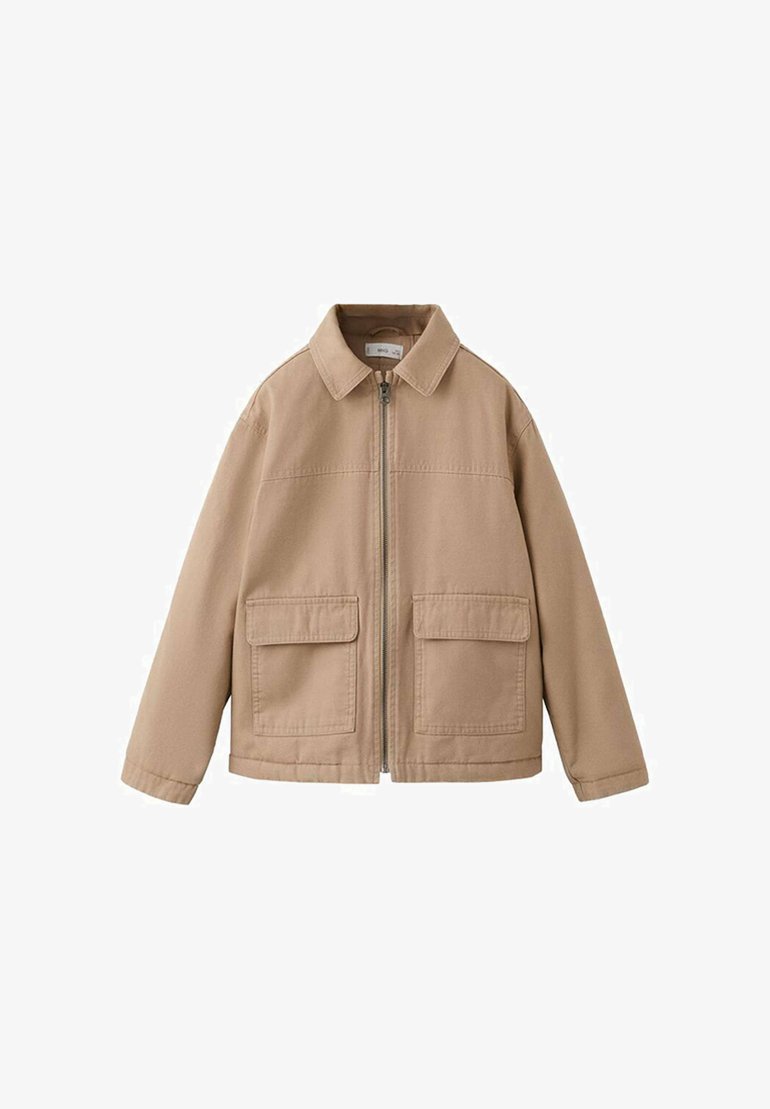 Veste beige à fermeture éclair avec col, manches longues et deux grandes poches avant à rabat, confectionnée dans un tissu robuste.