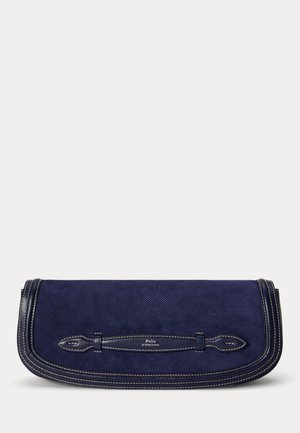 Námornícky modrá textúrovaná kabelka clutch s zaoblenými hranami, detailom koženého remienka, bielym prešívaním a logom „Polo by Ralph Lauren“ vpredu v strede.