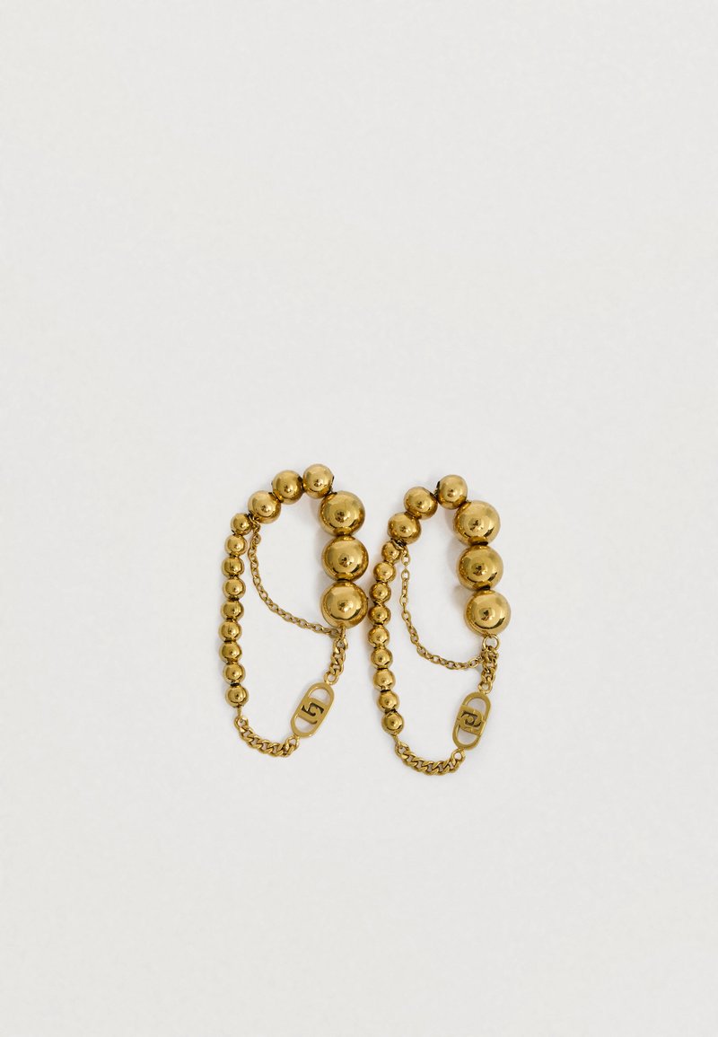 Náušnice ve zlatém tónu s kombinací hladkých a texturovaných kulatých korálků, propojené řetízkem s logovými akcenty.