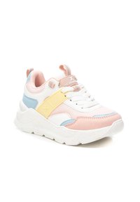 Zapatillas con parte superior de malla blanca, acentos de cuero rosa y superposiciones azules y amarillas. Suela blanca gruesa con detalle moteado y etiqueta de logo.