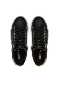 Baskets noires à lacets avec une finition en cuir lisse, œillets en ton doré et un accent doré contrastant au niveau du talon. À l'intérieur, on retrouve le logo "GUESS".