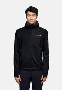 Zwart fleecejack met capuchon, voorzien van ritssluitingen op de zakken, gestructureerde stof en een logo op de linker bovenborst. Slimfit ontwerp.