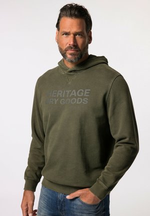 Hoodie verde khaki in un tessuto morbido, con una grande stampa grigia che dice "HERITAGE DRY GOODS" sul petto e un cappuccio con cordino.
