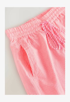 Rosa gestreifte Shorts mit einem elastischen Bund, einem Kordelzug und seitlichen Taschen. Das Material scheint leicht und hat eine glatte Textur.