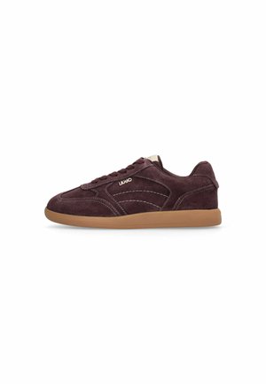 Baskets basses en suede violet foncé avec semelle beige, couture sur les côtés, design à lacets et petit logo de la marque sur le côté extérieur.