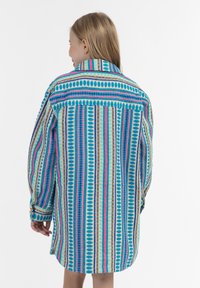 Farebná košeľa s dlhým rukávom a golierom, s prúžkovaným vzorom v tyrkysovej, ružovej a zelenej farbe. Mäkká tkanina.