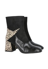 Botines negros que combinan ante y cuero brillante, con un patrón de leopardo en el tacón cuadrado y acentos en forma de estrella.