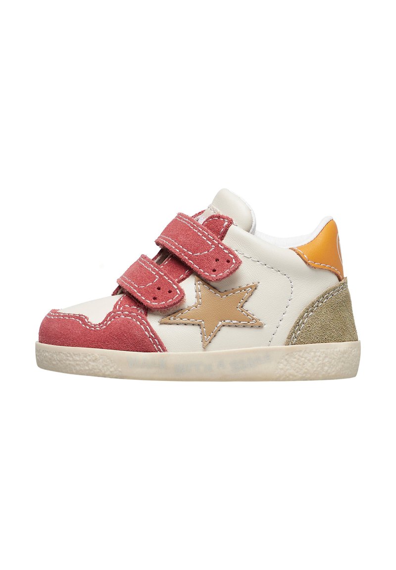 Sneaker bianca per bambino con cinturini in suede rossi, stella color ocra sul lato, toppa verde oliva sul tallone e accentuazione arancione sul retro.