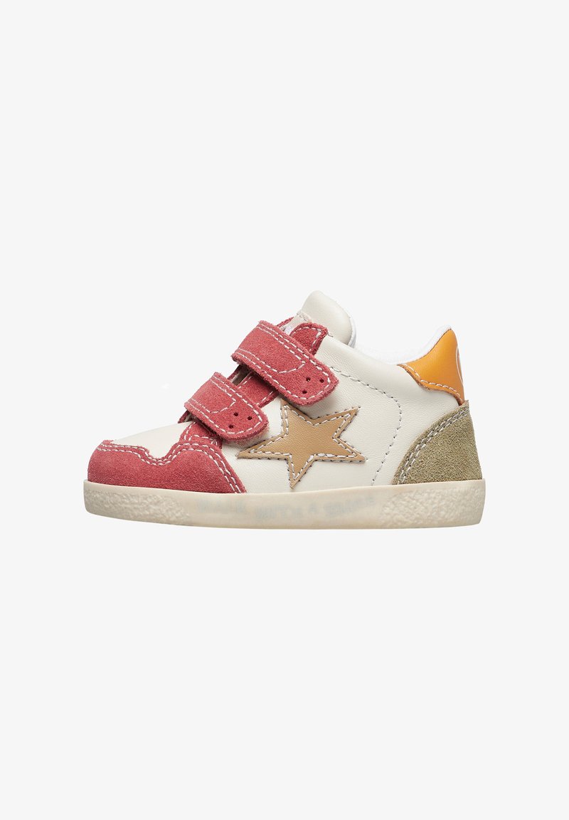 Sneaker bianca per bambino con cinturini in suede rossi, stella color ocra sul lato, toppa verde oliva sul tallone e accentuazione arancione sul retro.