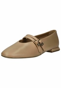 Zapato plano de cuero beige con punta afilada, que presenta dos correas ajustables y hebillas en tono dorado, tacón bajo y textura lisa.