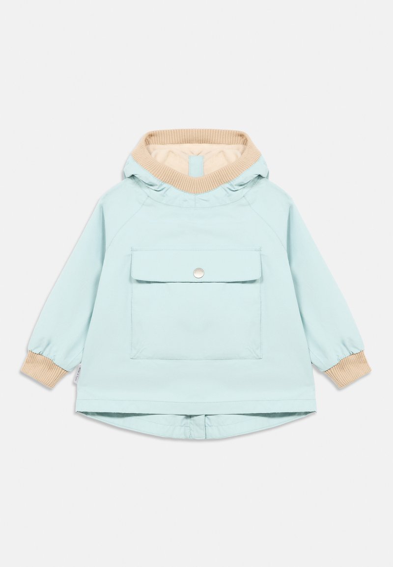Ανοιχτό μπλε μπουφάν με κουκούλα, μπεζ ριμπ κολάρο, ρυθμιζόμενες μανσέτες και μπροστινή τσέπη με κούμπωμα με πατιλέτα. Λείο ύφασμα, άνετη εφαρμογή.