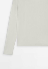 Chemise à manches longues en tricot côtelé gris clair avec un col rond, montrée à plat de face, mettant l'accent sur le bas de la manche et la zone du torse.