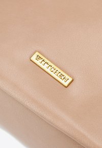 Borsa in pelle beige con una superficie liscia e una fibbia rettangolare dorata con la scritta "WITTCHEN."