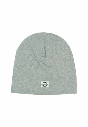 Lys grå strikket beanie med et lille firkantet "mikk-line" stofmærke syet nær nederkanten, vist fladt på en hvid baggrund.