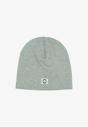 Lys grå strikket beanie med et lille firkantet "mikk-line" stofmærke syet nær nederkanten, vist fladt på en hvid baggrund.