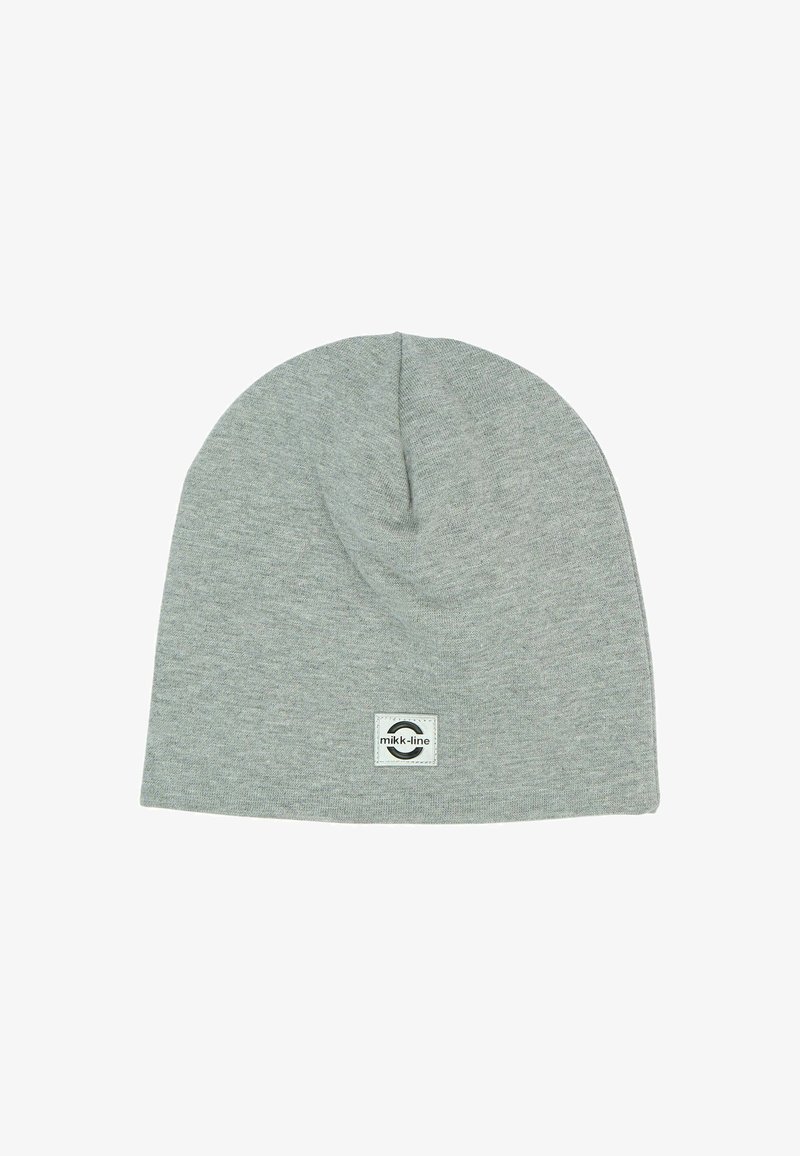 Bonnet en tricot gris clair avec une petite étiquette en tissu "mikk-line" cousue près du bord inférieur, présenté à plat sur un fond blanc.