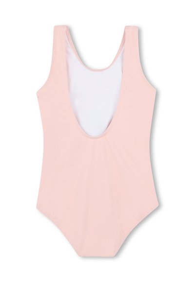 Maillot de bain une pièce rose clair avec une texture douce, un dos échancré profond et des bretelles larges. Intérieur doublé de tissu blanc.