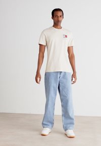 Tommy Jeans ESSENTIAL FLAG TEE  - Paprasti marškinėliai - beige