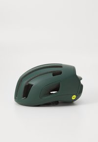 Zielony kask rowerowy o gładkiej powierzchni, aerodynamicznym kształcie i wielu otworach wentylacyjnych. Posiada żółtą naklejkę MIPS dla dodatkowego bezpieczeństwa.