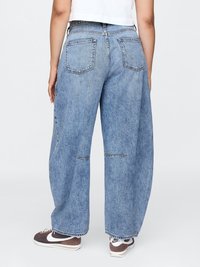 Lys blå, vide jeans med høy midje, to baklommer og rå kant. Laget av denim; synlig søm og en avslappet passform.