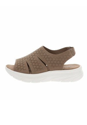 Sandale ouverte marron avec découpes florales, bride arrière ajustable et semelle épaisse blanche rembourrée conçue pour le confort et le soutien.