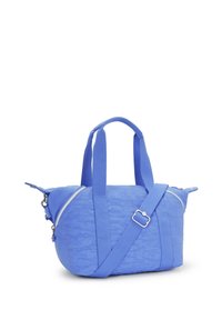 Niebieska torba z tkaniny z podwójnymi uchwytami, odpinanym regulowanym paskiem i kontrastującymi zamkami błyskawicznymi. Teksturowana powierzchnia o zaokrąglonym kształcie i subtelnym połysku.