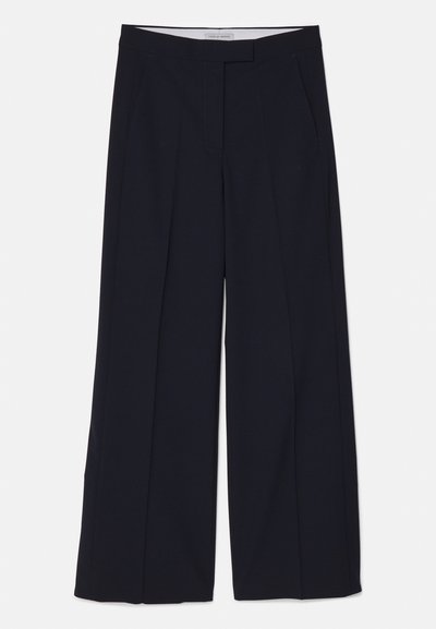 Marinefarbene, weit geschnittene Hose aus einem glatten, leichten Stoff. Verfügt über Fronttaschen und einen maßgeschneiderten Bund mit einem klaren Design.
