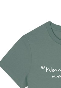 T-shirt en coton vert clair avec col rond et manches courtes, affichant un texte imprimé blanc sur le devant. Texture lisse, design décontracté.