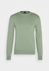 Pull en maille vert clair à manches longues avec col rond, poignets et ourlet côtelés, avec un petit logo "BOSS" sur la poitrine gauche.