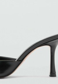 Zwarte sandalen met hoge hak van lakleer, met een open teen, een slanke hak en een glad oppervlak. Het ontwerp heeft een gevormd voetbed en minimale details.