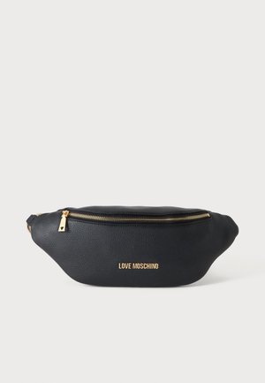 Sac banane en cuir noir texturé avec fermeture éclair dorée et logo "LOVE MOSCHINO" en lettres dorées au centre devant.