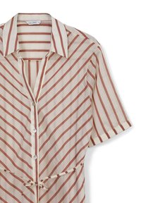 Camicia colletto in crema con righe verticali rosse. Presenta maniche corte, apertura con bottoni e una cintura in vita per una vestibilità regolabile.