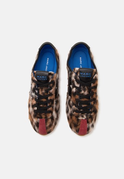 Paire de baskets Marc Jacobs avec fourrure imprimée léopard, lacets noirs, détail en daim rouge à l'avant et semelles intérieures bleues avec le nom de la marque.