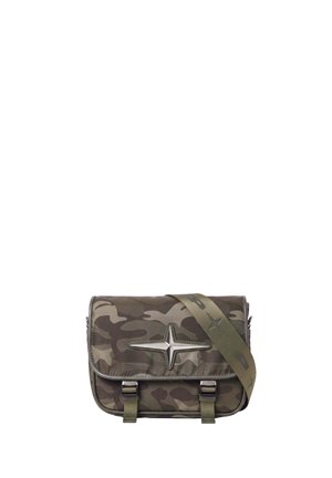 Bolso bandolera con patrón de camuflaje, correa verde ajustable y un emblema de estrella plateada en la solapa frontal.