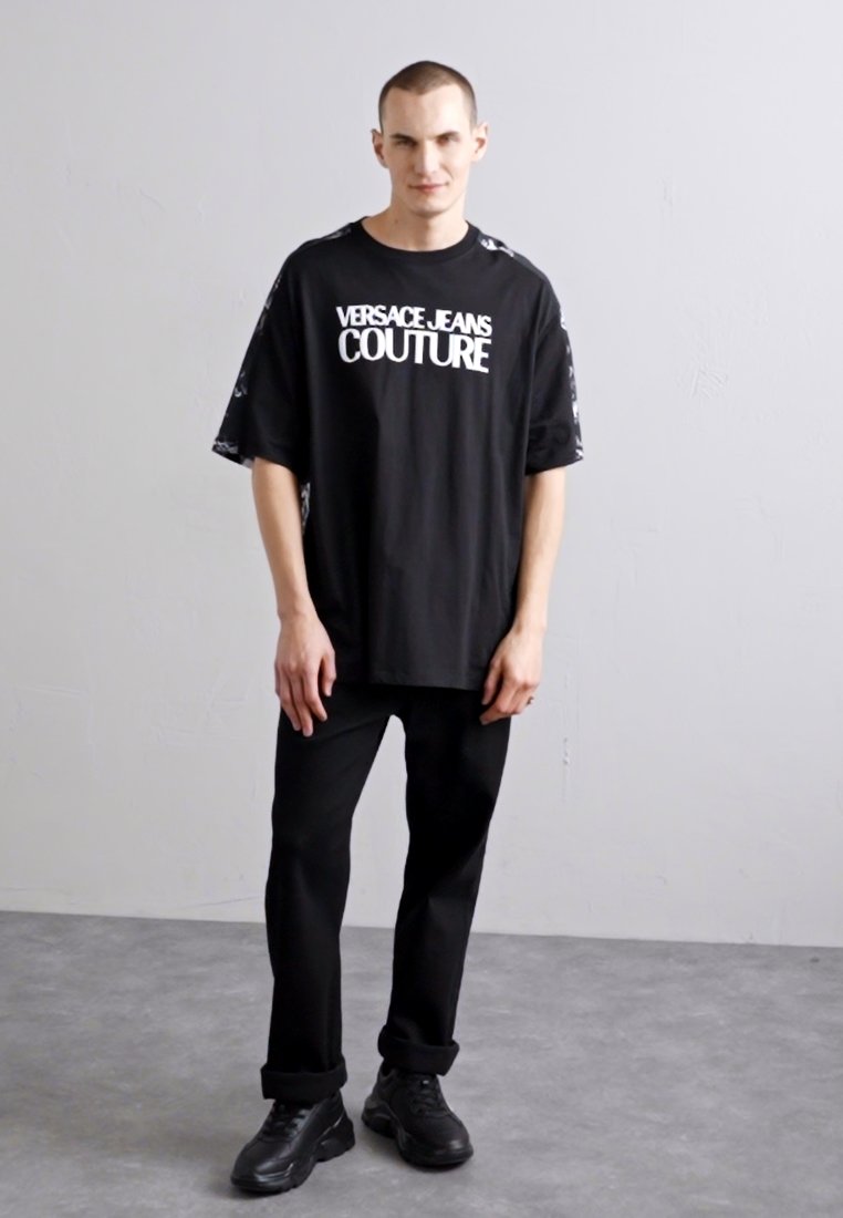 VERSACE JEANS COUTURE VネックTシャツ  黒 Versace Jeans Couture V-Emblem Cotton T-shirt | Black | FARFETCH