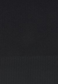 Schwarzer gerippter Stoff mit strukturierter Oberfläche und vertikalen Streifen. Der untere Rand weist ein ähnliches Rippmuster auf und sorgt für Farbkonsistenz.