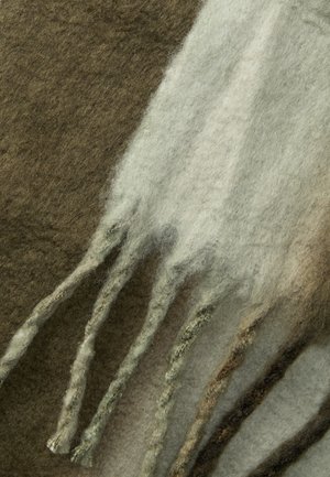 Écharpe en laine aux tons terreux de marron et de vert, avec une surface texturée et des bords frangés pour plus de détail et de contraste.