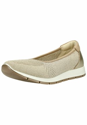 Beige gebreide instapschoen met gedempte witte zool, bruine rubberen buitenzool en metalen hieldetail, ontworpen voor casual gebruik.