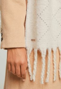 Lipsy EMBELLISHED ARGYLE BRUSHED - REGULAR FIT - Sjal / Tørklæder - cream
