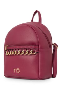 Zaino in ecopelle bordeaux dalla forma arrotondata, con accento in catena dorata, tasca frontale con zip e spallacci regolabili. Logo sulla parte anteriore in basso.