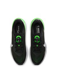 Sorte og grønne Nike sneakers med en mesh-overdel, runde snørebånd og en hvid swoosh. Grønne accenter på hælen og snørehuller.