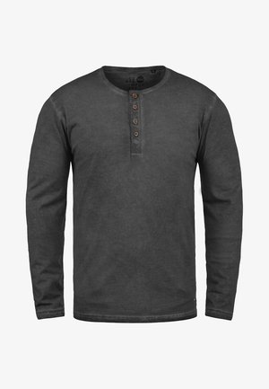 Langermet mørkegrå henley-skjorte laget av myk stoff, med rund hals og tre-knappers stolpe med treknapper.