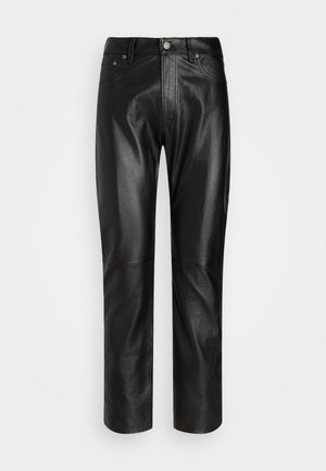 Pantalons en cuir noir avec une coupe droite, des poches avant et des détails de couture pour plus de texture. Fini lisse avec un léger éclat.