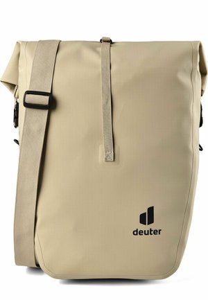 Beige wasserdichte Roll-Top-Umhängetasche mit verstellbarem Schultergurt und schwarzem "deuter"-Logo vorne unten rechts.