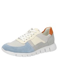 Baskets en cuir gris clair et en daim bleu, dotées d'une tige en maille perforée blanche, de lacets blancs et d'un accent orange au talon.