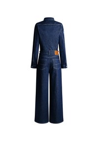 Salopette en denim bleu foncé, dotée de manches longues, d'un col et de pantalons à jambes larges. Comprend des poches arrière et une étiquette en cuir de marque à la taille.