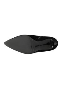 Černá semišová vysoká podpatková bota s špičatou špičkou, hladkou lesklou podešví a texturovaným podpatkem. Disponuje elegantním designem bez ozdob.