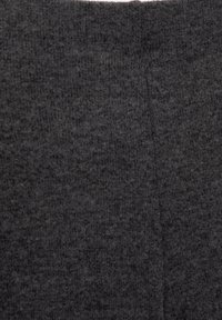 Tissu en tricot gris charbon à texture douce, avec un motif subtil et une couleur uniforme, idéal pour les vêtements décontractés ou les superpositions.