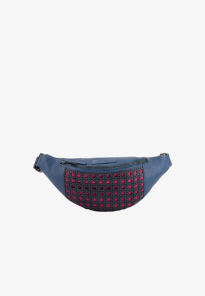 Blå læder bæltetaske med en tekstureret sort og pink mønstret front, med en lynlåslukning i toppen og en justerbar strop.