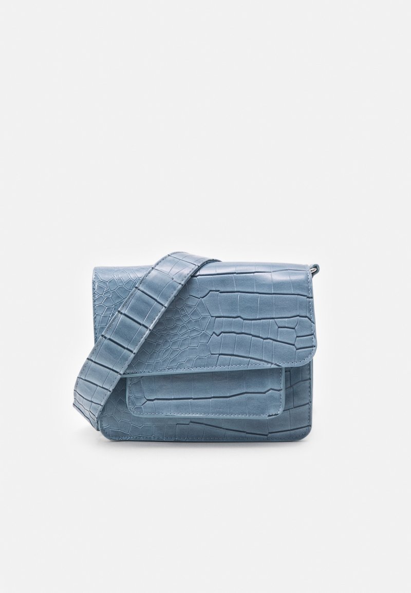 Borsa a tracolla in ecopelle blu con un motivo testurizzato a coccodrillo, chiusura a pattina e una larga tracolla regolabile. Forma rettangolare.